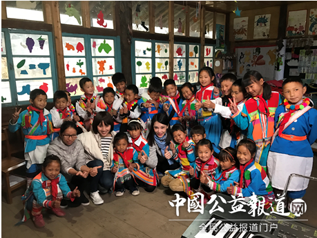 图说:孩子们在音乐资教老师李晓曼带领下学唱《两只小象》,还学习简单的音律,学习玩乐器,一直坐在旁边观看的孔老师和小袁老师也加入进来,寓教于乐,小朋友们越学越开心,一堂音乐课很快就结束了。