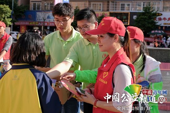 志愿者为考生发放宣传册并为他们加油打气。武汉理工大学研支团 供图