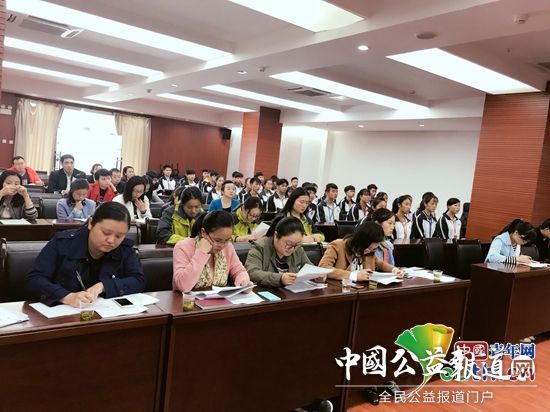 武汉理工大学研支团成员参加贵州省旅游发挥在那大会的志愿服务培训。武汉理工大学研支团