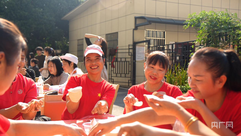 “马栏花开”暖重阳,月湖老人玩转“潮”乐生活