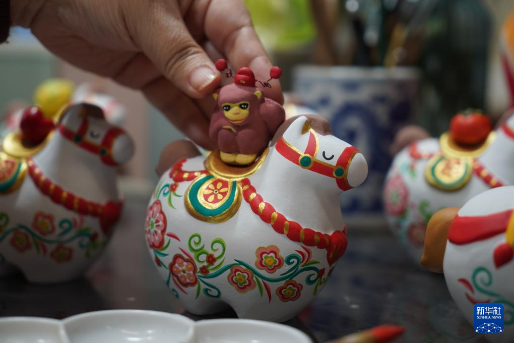 新春走基层丨江苏无锡:青泥塑马寓祝福 非遗匠心迎新春