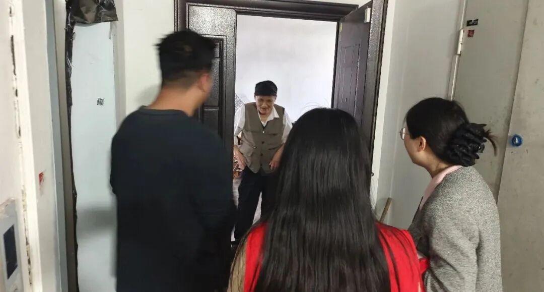 社工的背包不算大,却装下了老人们的安全感